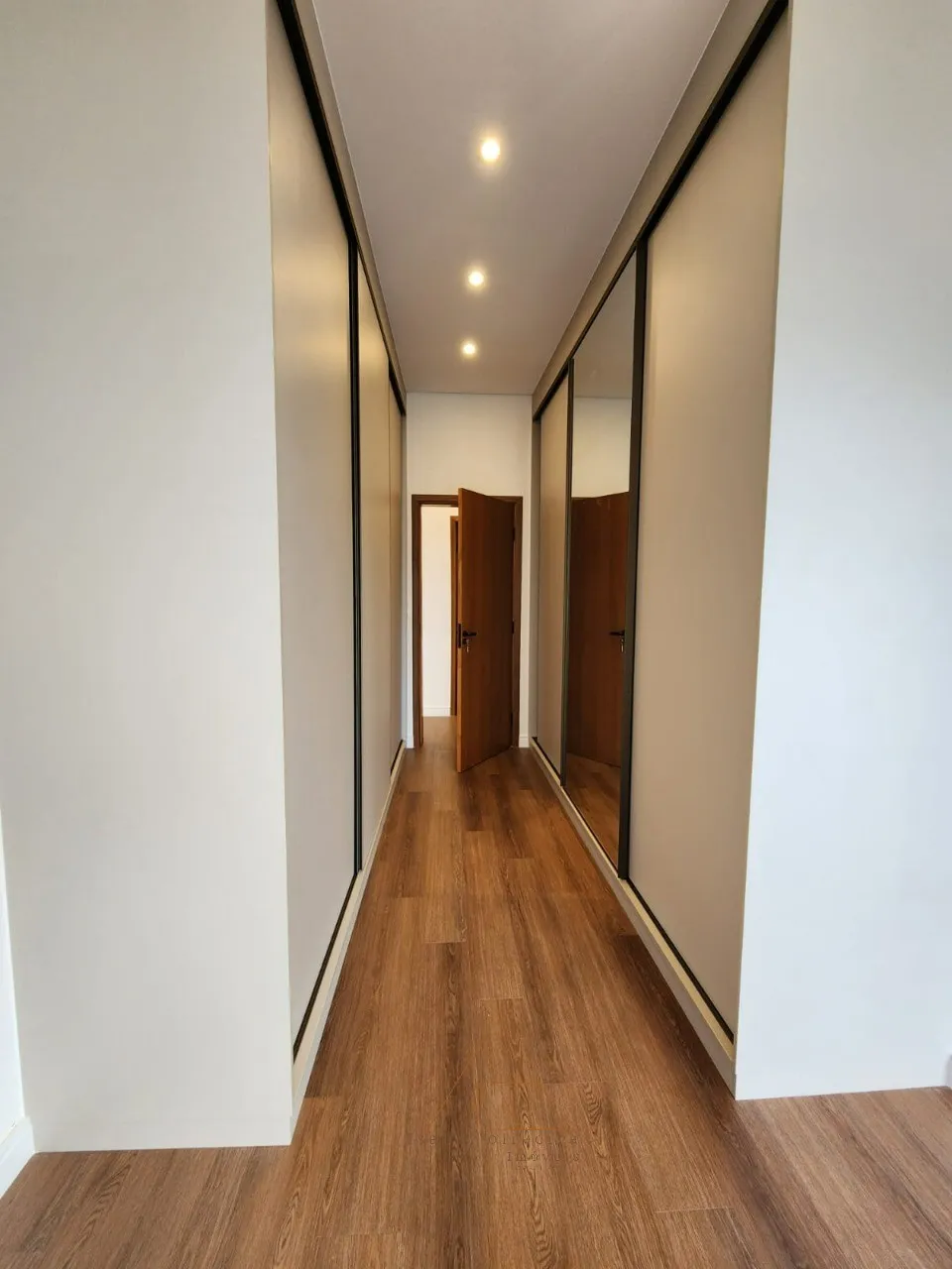 Imagem Imóvel de Luxo à Venda em Salto-SP: Casa com 3 Suítes, 4 Vagas e 265,50m² no Residencial Central Parque