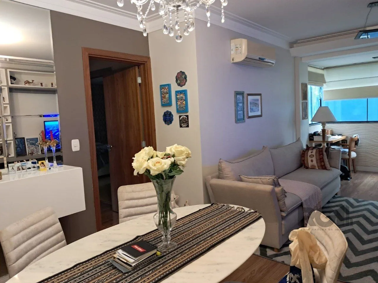 Imagem Apartamento de dois quartos, suíte e uma vaga de garagem no bairro Santana em Porto Alegre.