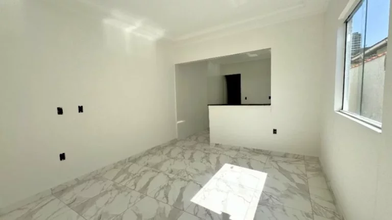 Imagem Casa térrea com 2 dormitórios sendo 1 suite. O imóvel está em condomínio fechado, proporcionando mais segurança e conforto aos moradores, você encontra á venda na Imobiliaria Consulte Imoveis.
