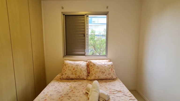 Imagem Vende um aconchegante apartamento de 51m², com dois dormitórios sendo uma suíte, uma vaga coberta