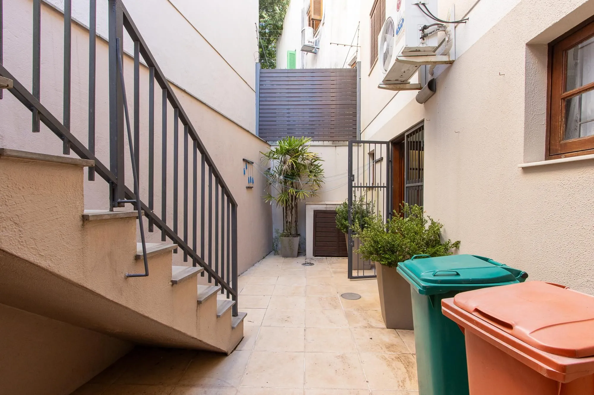 Imagem Excelente casa de 3 dormitórios, 1 suíte, pátio, piscina e vaga para 2 carros cobertas.