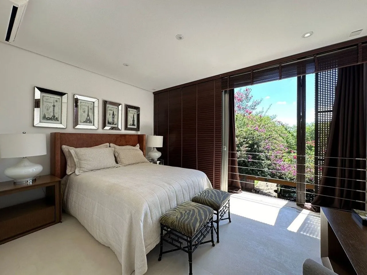Imagem Venha conhecer essa incrível casa com 4 quartos, 4 suítes e 347,00 m2 de área construída.