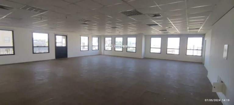 Imagem Aluga-se Meio Prédio Comercial de 6.059m² em Barueri com Elevador e Estacionamento