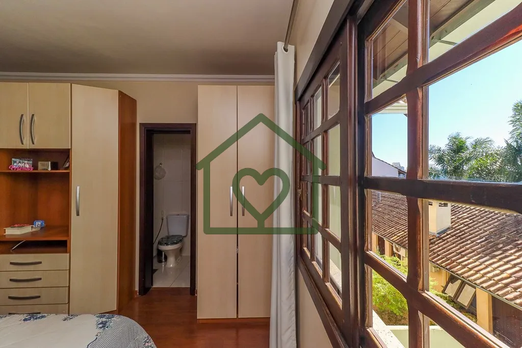 Imagem Excelente Casa/Sobrado de 155m² privativos; logo na entrada 3 vagas de garagem, sendo duas cobertas...