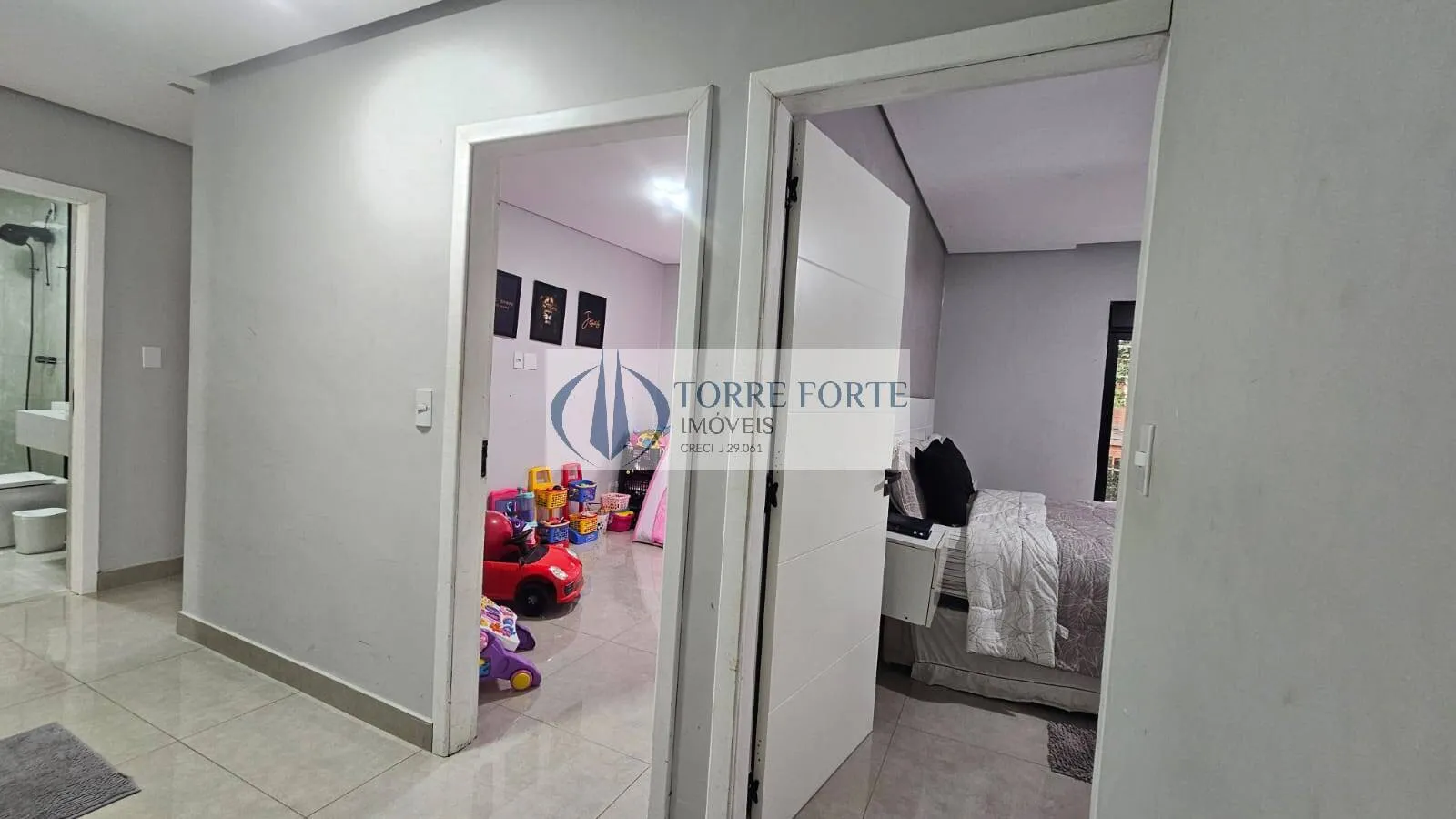 Imagem Ótima casa 396 m², 3 dormitórios sendo 1 suíte, 5 banheiros, em S.C do Sul