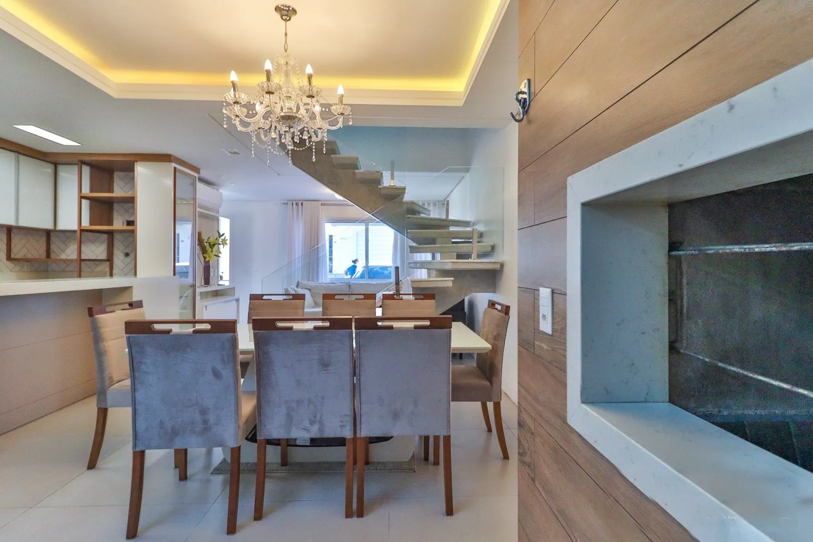 Imagem CASA TRIPLEX COM 4 SUITES E 2 VAGAS- SEMIMOBILIADA