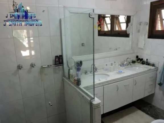Imagem Casa na Granja Viana com muito espaço em rua tranquila
 Casa com pé direito alto, amplas varandas,...
