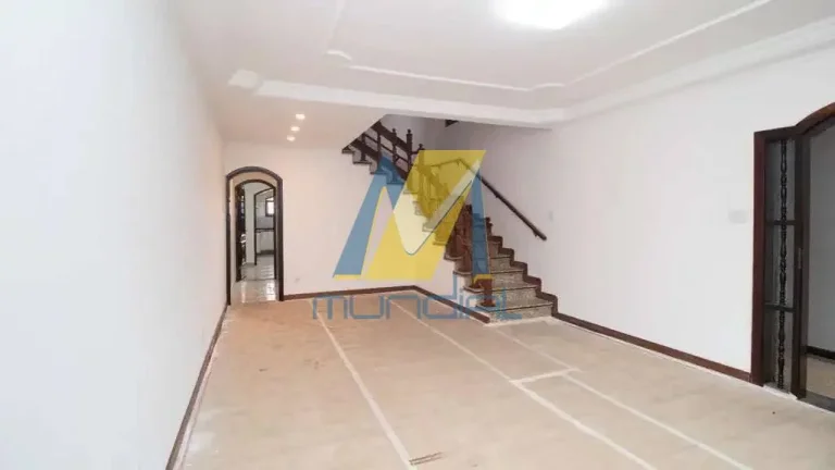 Imagem O imóvel conta com 4 dormitórios, sendo 1 suíte com banheira e sacada.