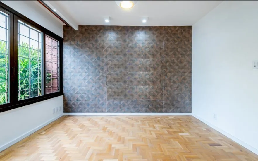 Imagem Com 3 quartos e 2 banheiros, ampla sala com garagem para 03 carros.
