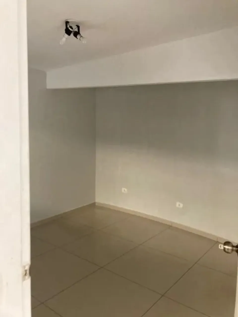Imagem Galpão Comercial para Locação em Sorocaba-SP, Jardim Bertanha - 1 Sala, 1 Banheiro, 230m² de Área!