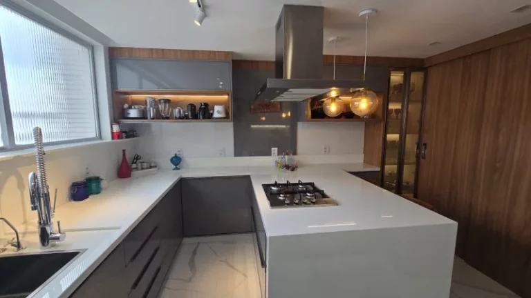 Imagem A 5ª Avenida Imóveis, selecionou esse exclusivo apartamento de 3/4 para você morar com muito charme no bairro mais tradicional de Salvador: A Graça