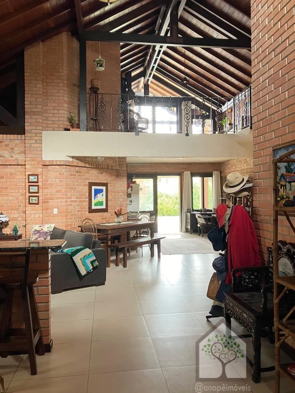Imagem Casa rústica em condomínio fechado no Sambaqui