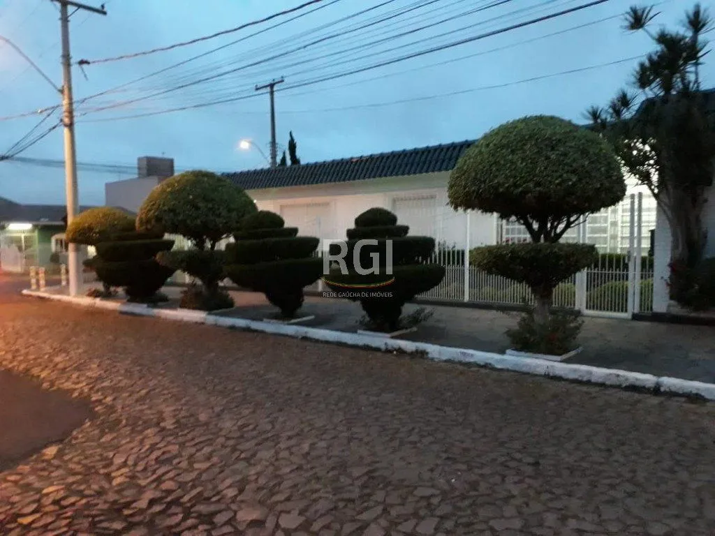 Imagem Casa para Venda - 197m², 3 dormitórios, 4 vagas - Sarandi
