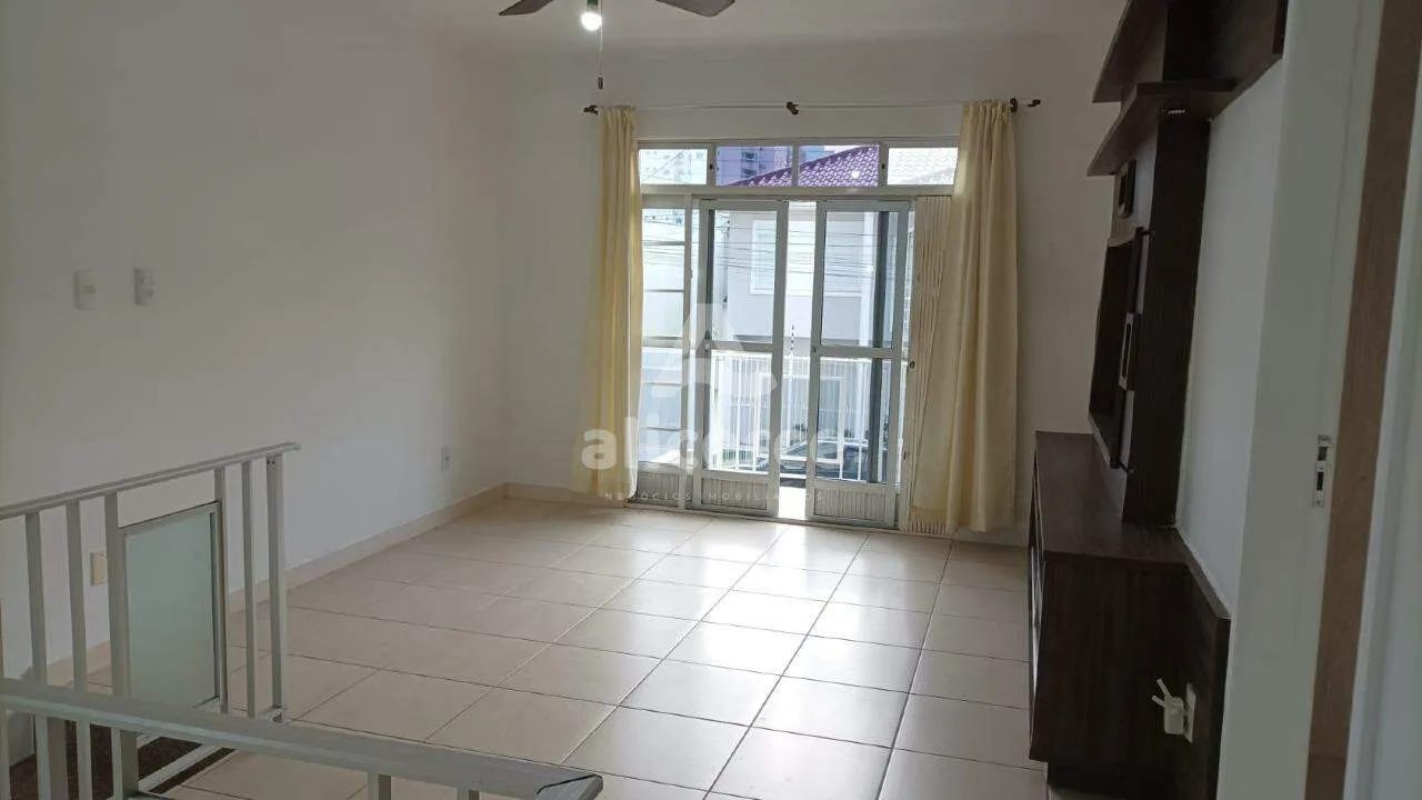 Imagem Casa para aluguel com 3 quartos, 1 suíte, sacada e garagem no Estreito. A uma quadra da Beira-Mar Continental.