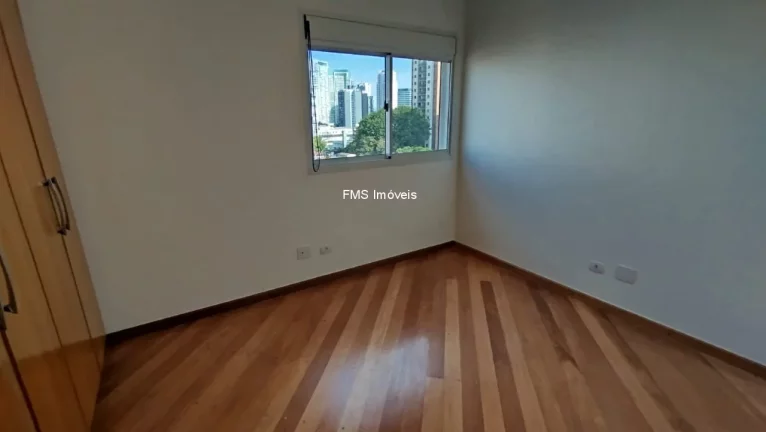 Imagem Aluguel de Apartamento em Pinheiros com 3 Quartos sendo 1 Suíte, 4 Banheiros, 2 Vagas de Garagem.