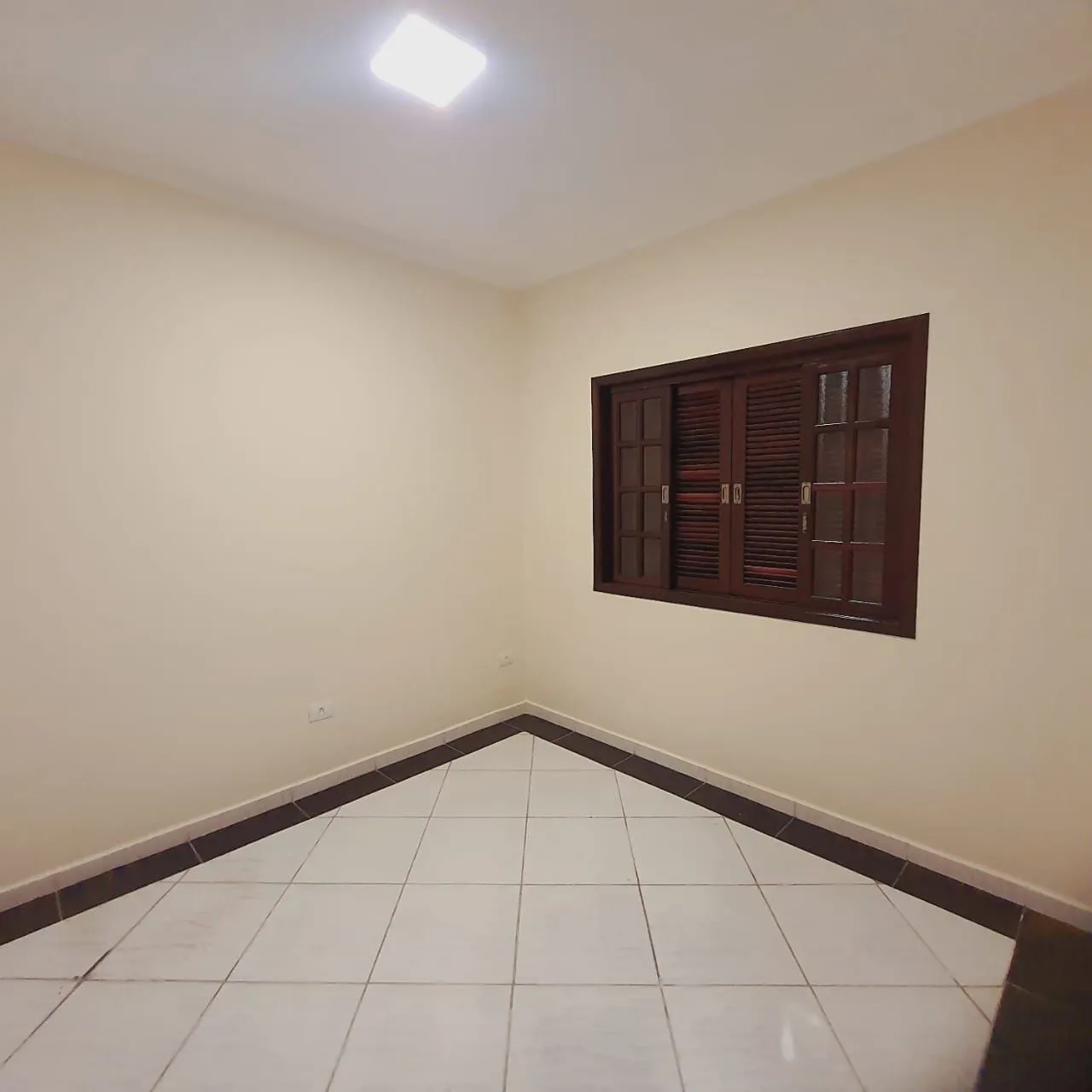 Imagem "Espaço e Conforto para sua família: Casa com Terreno inteiro, para venda e locação, 4 Dormitórios e Quintal Amplo à Venda"