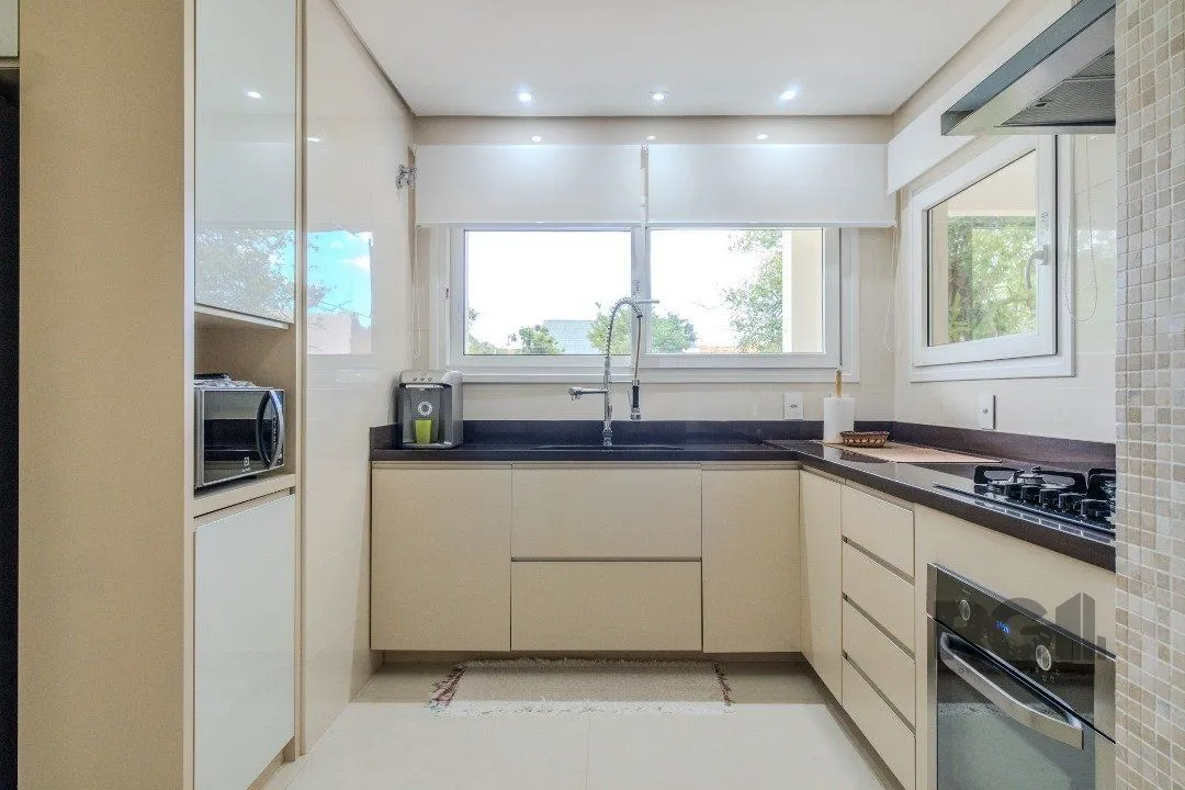 Imagem Casa semimobiliada e possui 3 suítes (sendo 1 delas master com closet e hidro)