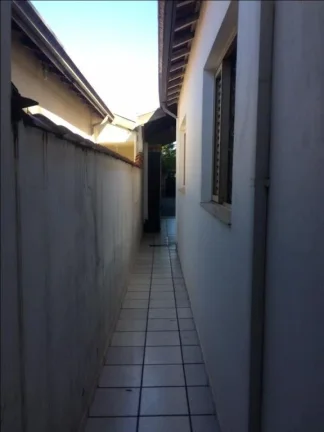 Imagem Casa com ar condicionado para sala e cozinha, cozinha com armários,2 dormitórios, sendo um com arm...