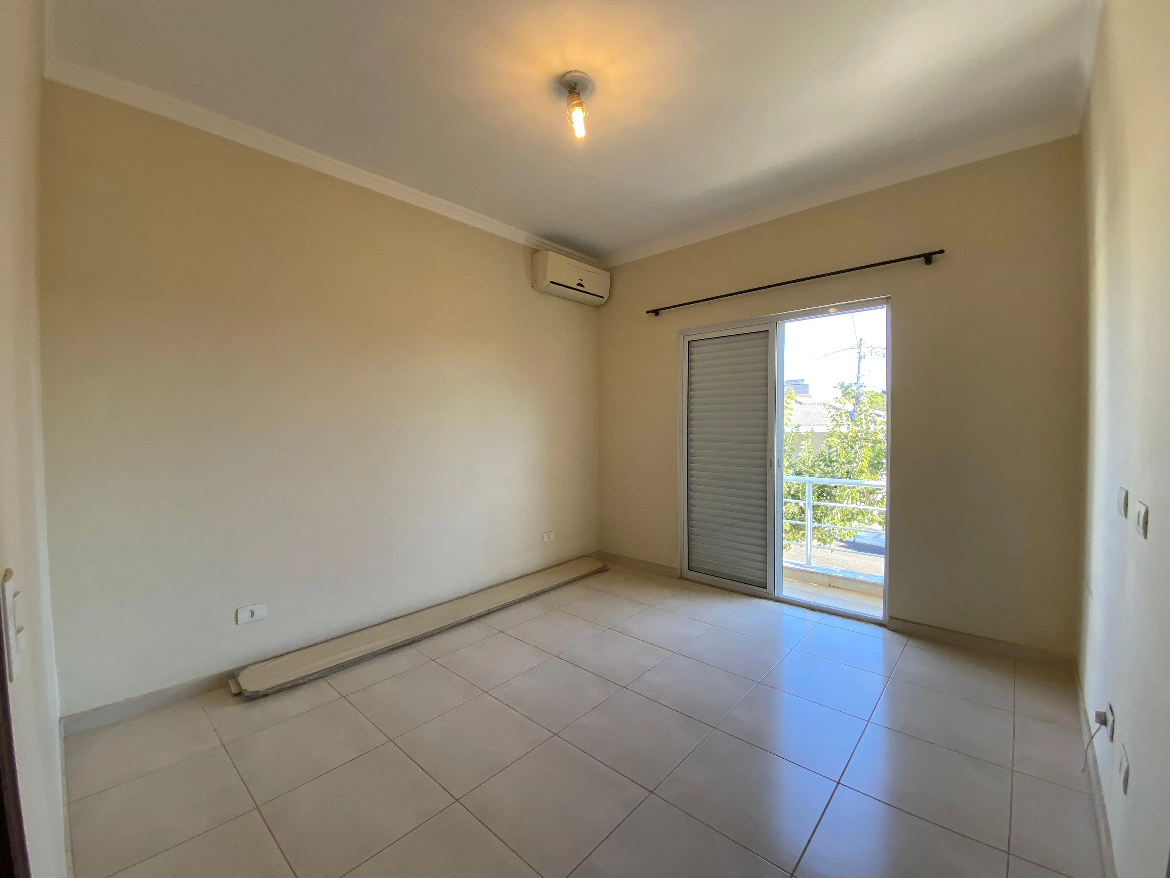 Imagem Excelente Oportunidade, Casa de 347M² de 3 Dormitórios sendo 1 Suíte Master à 10min. do Parque Campolim