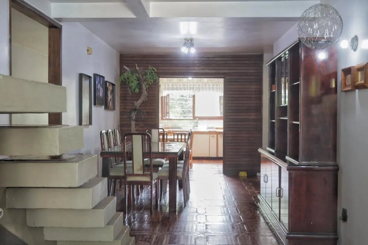 Imagem Casa com 300m², localizada na zona sul de Porto Alegre, com lareira, piscina e 3 vagas de garagem cobertas.
