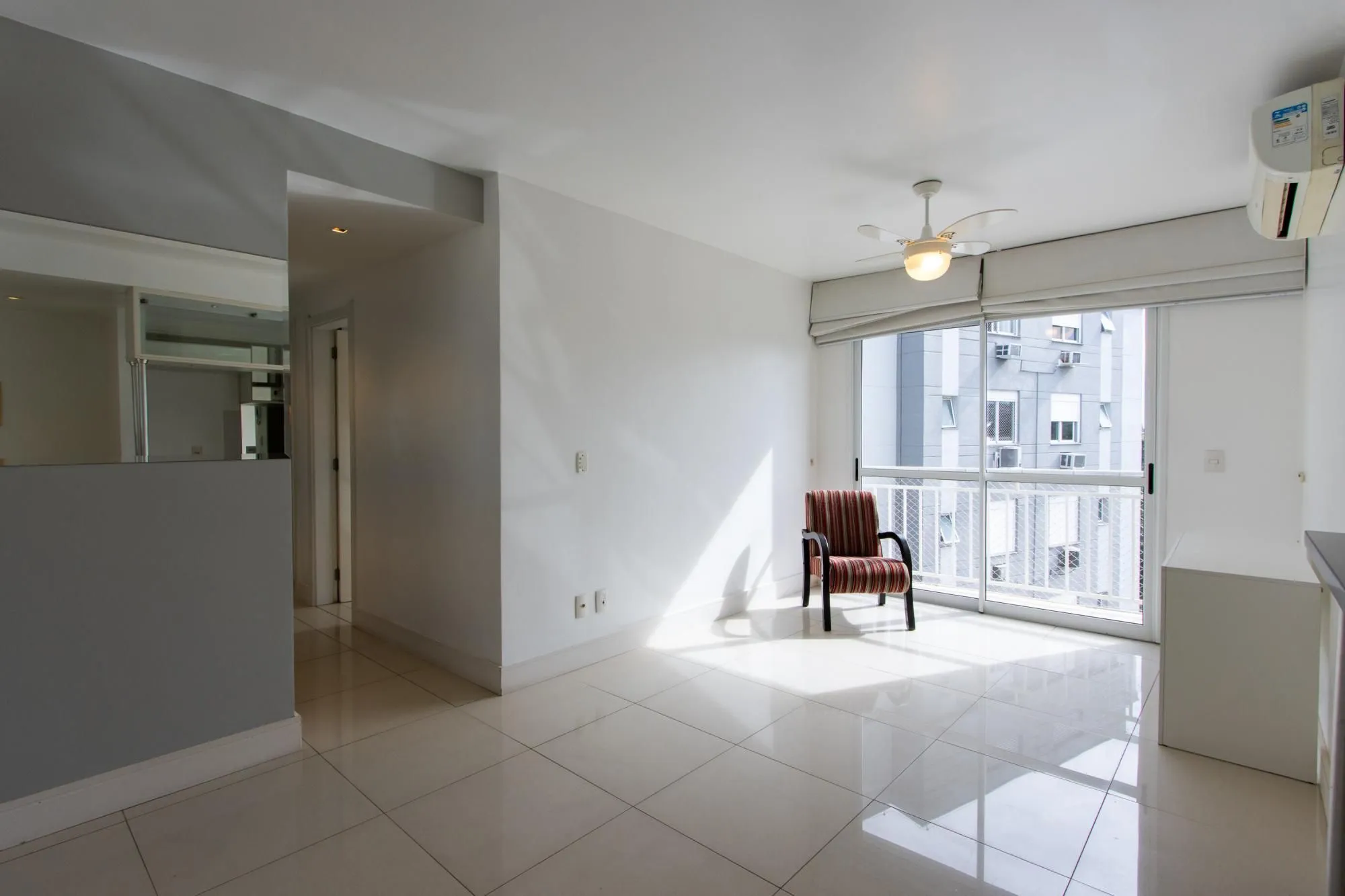 Imagem Apartamento no Bairro Cristal de 3 dormitórios,1 Suíte, Semi mobiliado com 1 vaga escriturada
