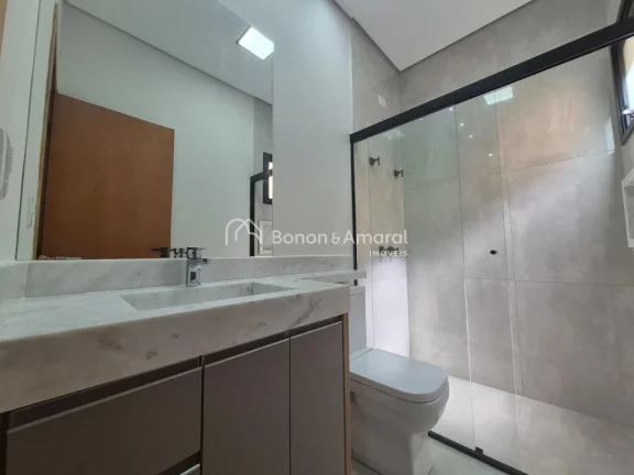 Imagem Casa moderna e sofisticada à venda em condomínio com segurança 24 horas, ideal para quem busca co...