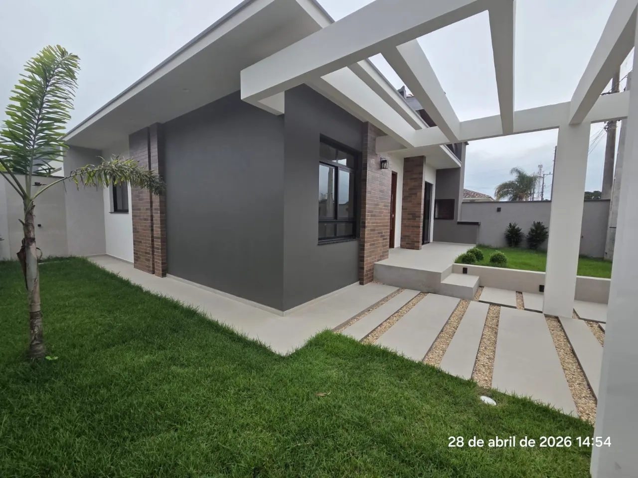 Imagem Casa de esquina em construção, com projeto moderno e excelente padrão de acabamento.
São 3 dormi...