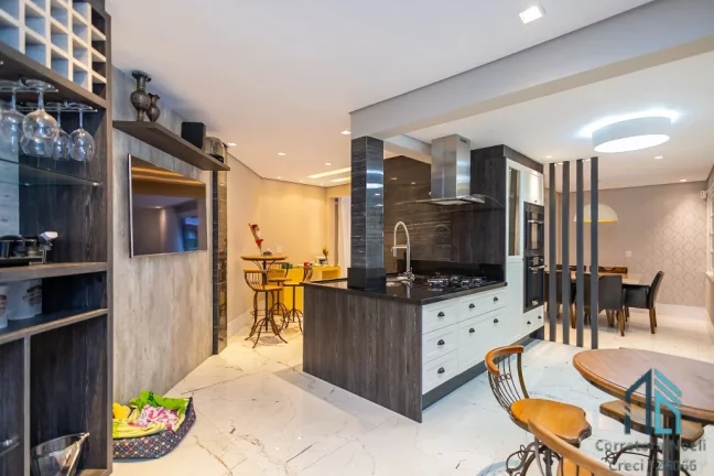 Imagem Casa Alto Padrão, amplo terreno, 03 quartos c/suíte, piscina, 8 vagas, em Santa Felicidade Curitiba PR