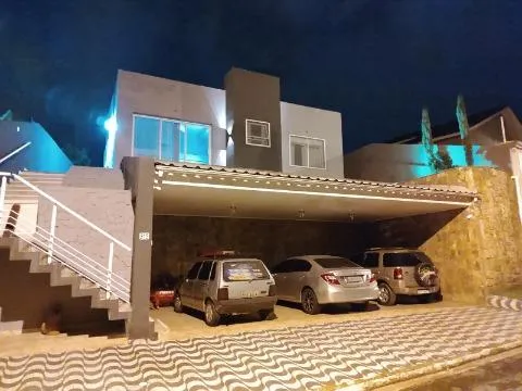 Imagem VENDA DE CASA NO CONDOMÍNIO ARUJÁ COUNTRY CLUB, EM ARUJÁ/SP, 200m² com 3 quartos, suíte, hidro, planejados, sala com lareira e 3 vagas. CONSULTE-NOS.