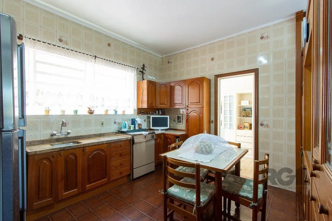 Imagem Casa com 4 quartos, suíte, churrasqueira, lareira, garagem coberta e lindo jardim.