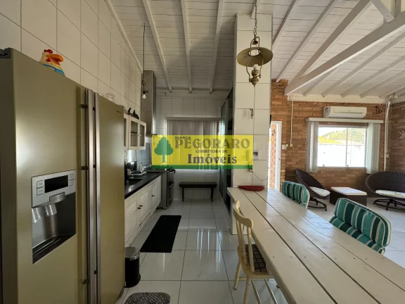 Imagem Maravilhosa Casa à Venda na Martim de Sá - 4 Quartos, 2 Suítes, 3 Salas, 2 Banheiros, 12 Vagas de Garagem, 230 m²!
