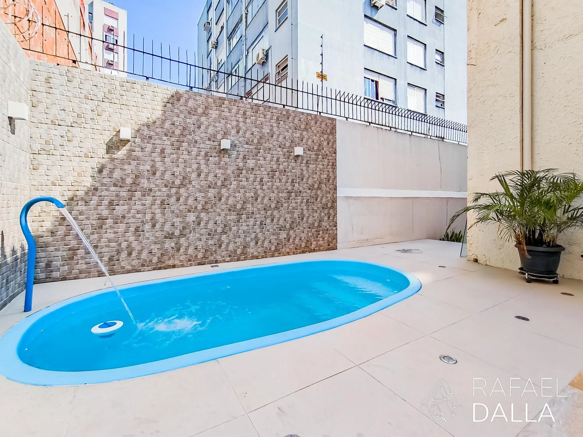 Imagem Casa com piscina e 5 vagas em frente ao Zaffari na Luiz Afonso