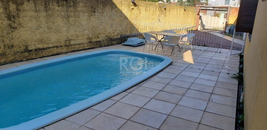 Imagem Casa para Venda - 200m², 8 dormitórios, 5 vagas - Teresópolis