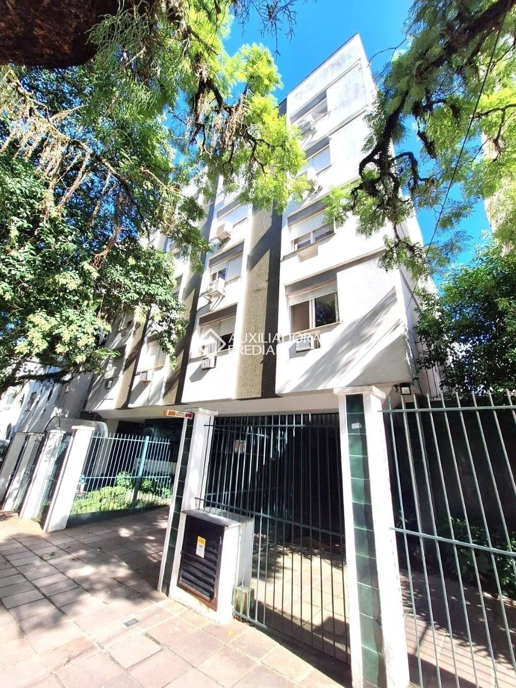 Imagem Apartamento com 2 quartos e 77m² à venda em Rio Branco, Porto Alegre.