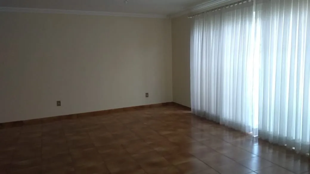 Imagem Casa para Locação 3 Quartos, 1 Suite, 3 Vagas, 600M², Centro, Pindamonhangaba - SP