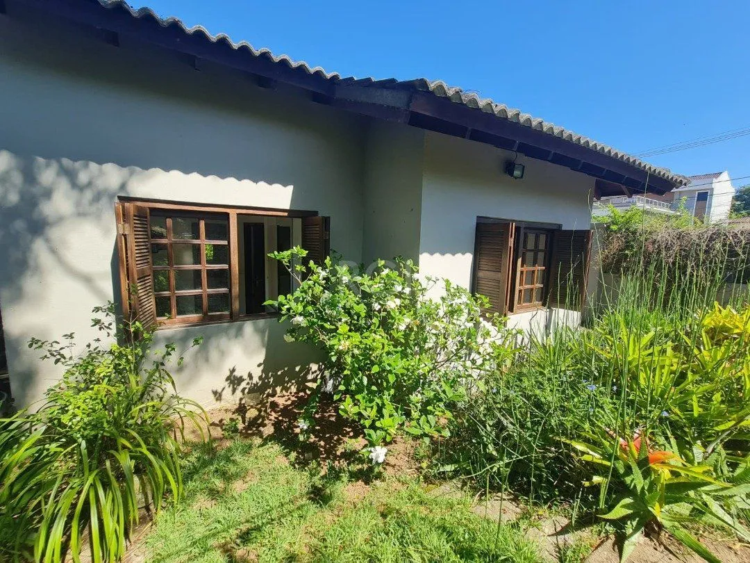Imagem Casa em lindo terreno alto ao nível da rua medindo 10 × 32 onde consta uma residência térrea com 136m2 de área privativa,