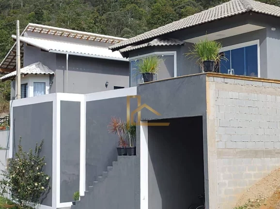 Imagem Casa em com 3 quartos sendo 1 suíte em Condomínio Clube na Região de Albuquerque em Teresópolis-RJ