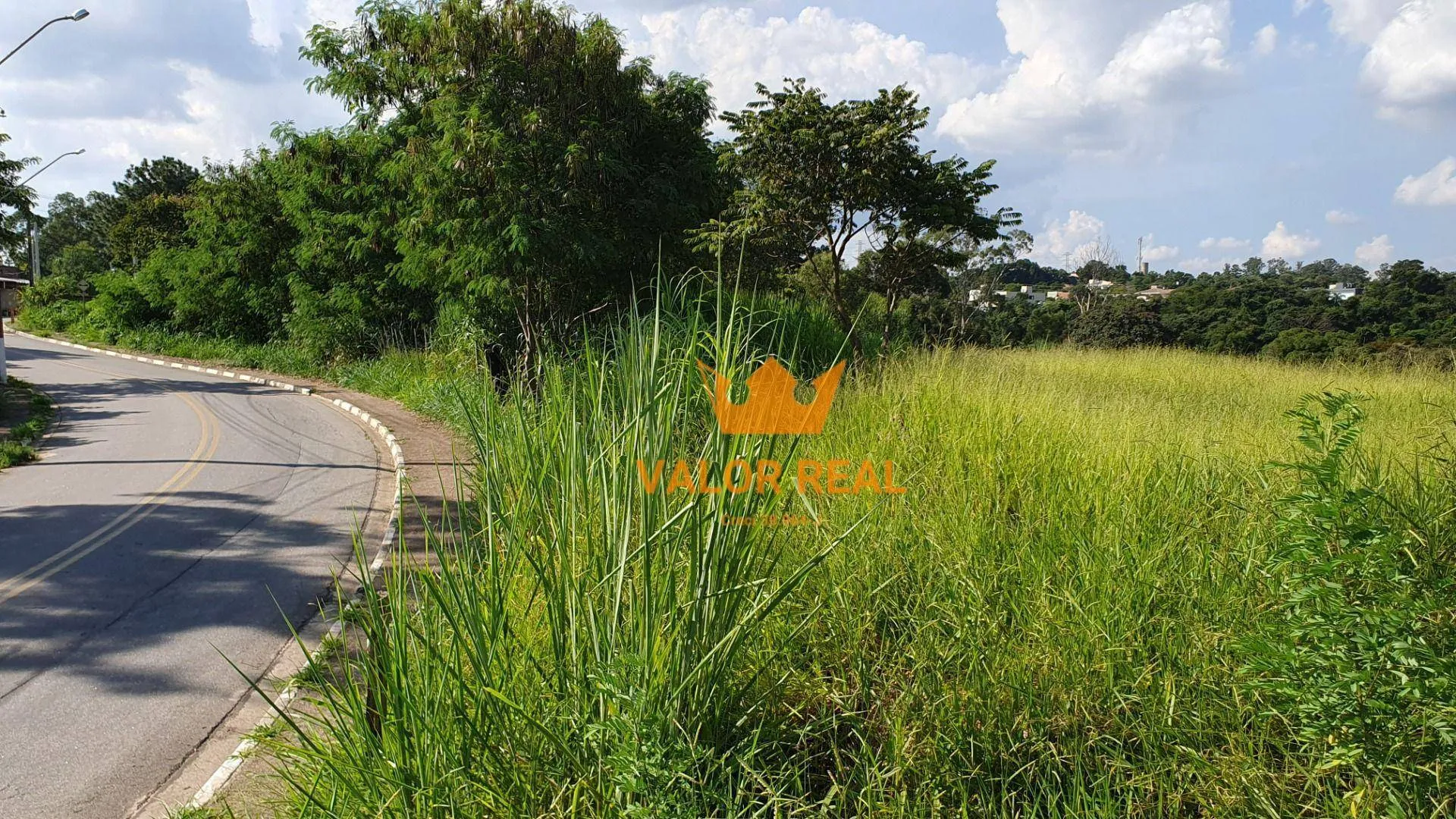 Imagem Área Residencial com 28.800.00 m2 de frente para Avenida asfaltada em Vinhedo, R$ 2.990 mil.