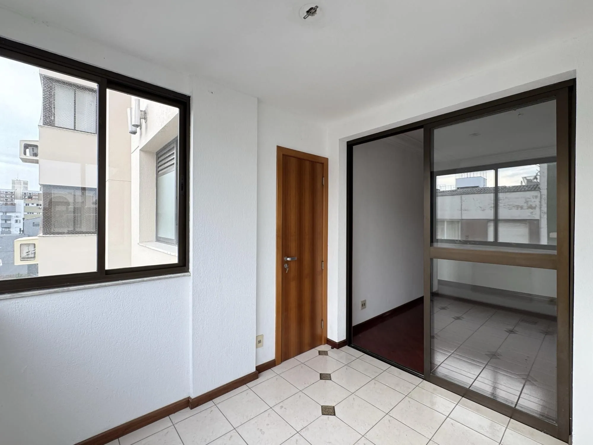 Imagem Apartamento 3 dormitórios com sacada, suíte e vaga de garagem no Menino Deus