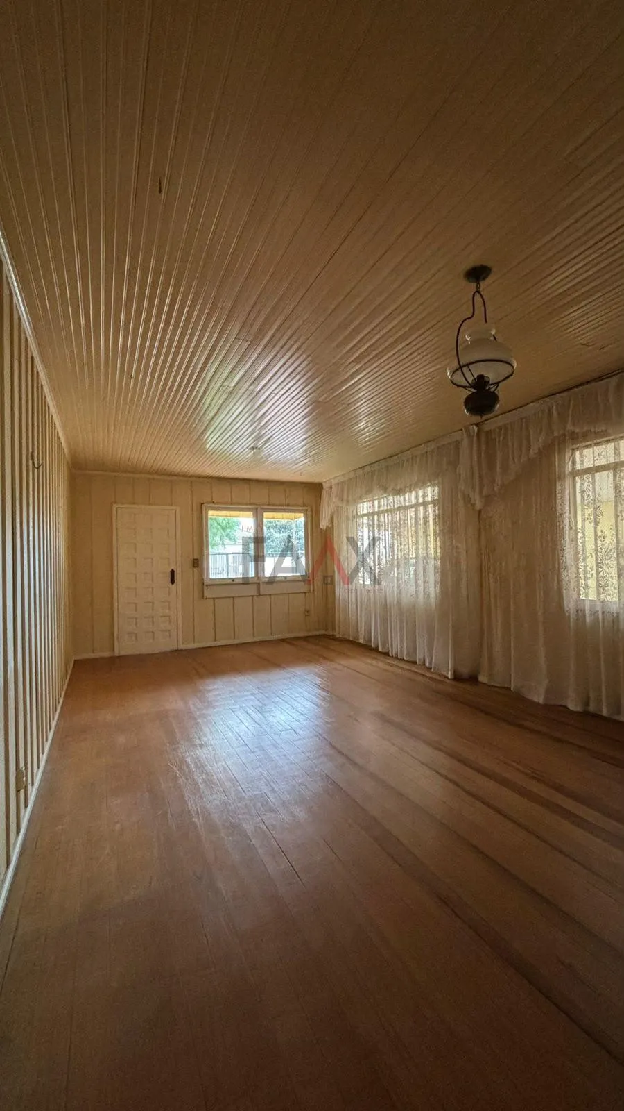 Imagem Casa Aconchegante de Madeira com Terreno à Venda - Santana, Guarapuava - PR