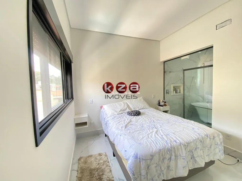 Imagem Casa em condomínio de alto padrão em Valinhos-SP, 3 quartos, 1 suíte, 2 salas, 4 banheiros, 2 vagas de garagem, 244m²