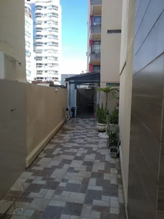 Imagem De frente para o mar da Praia do Morro 3 quartos sendo uma suíte +DCE duas vagas de garagem. Prédio com área de lazer