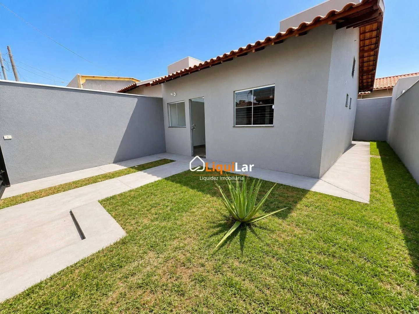Imagem Oportunidade no Jardim Samambaia! Casa térrea com 2 quartos, sendo 1 suíte, sala ampla, cozinha americana, banheiro social, área de serviço e varanda