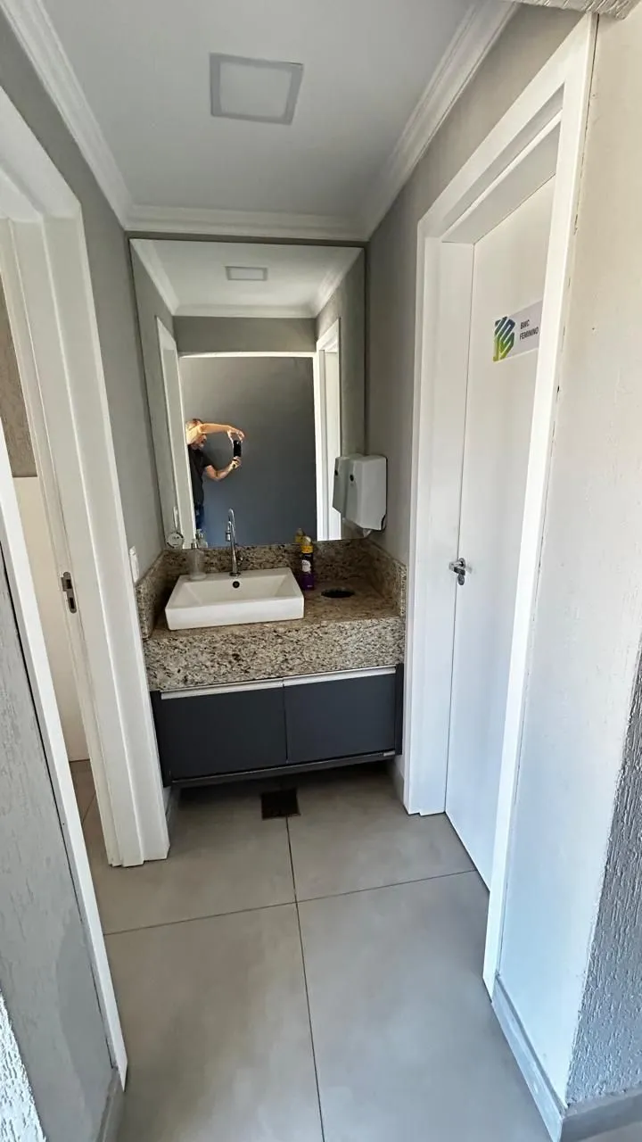 Imagem MÁFFER IMÓVEIS ALUGA - OPORTUNIDADE COMERCIAL IMPERDÍVEL! Localização estratégica: Próximo ao Aeroporto Salgado Filho, com fácil acesso logístico e viário. Área total: 3.351,30 m² Amplo estacionamento: Espaço para automóveis, motos e caminhões ️ Pavilhão 