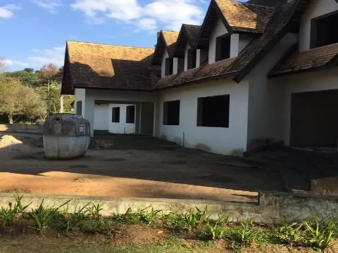 Imagem VENDA CASA EM ESTILO NORMANDO CONDOMÍNIO ARUJÁ HILLS I II com A/T 1838,23m², A/C 817,42m² e Pavimento térreo 408,71m². CONSULTE-NOS.