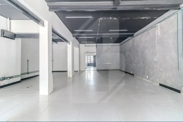 Imagem MÁFFER IMÓVEIS ALUGA - AMPLO PRÉDIO COMERCIAL COM 2 PAVIMENTOS Bairro Floresta - Porto Alegre Excelente prédio comercial, próximo ao shopping Total