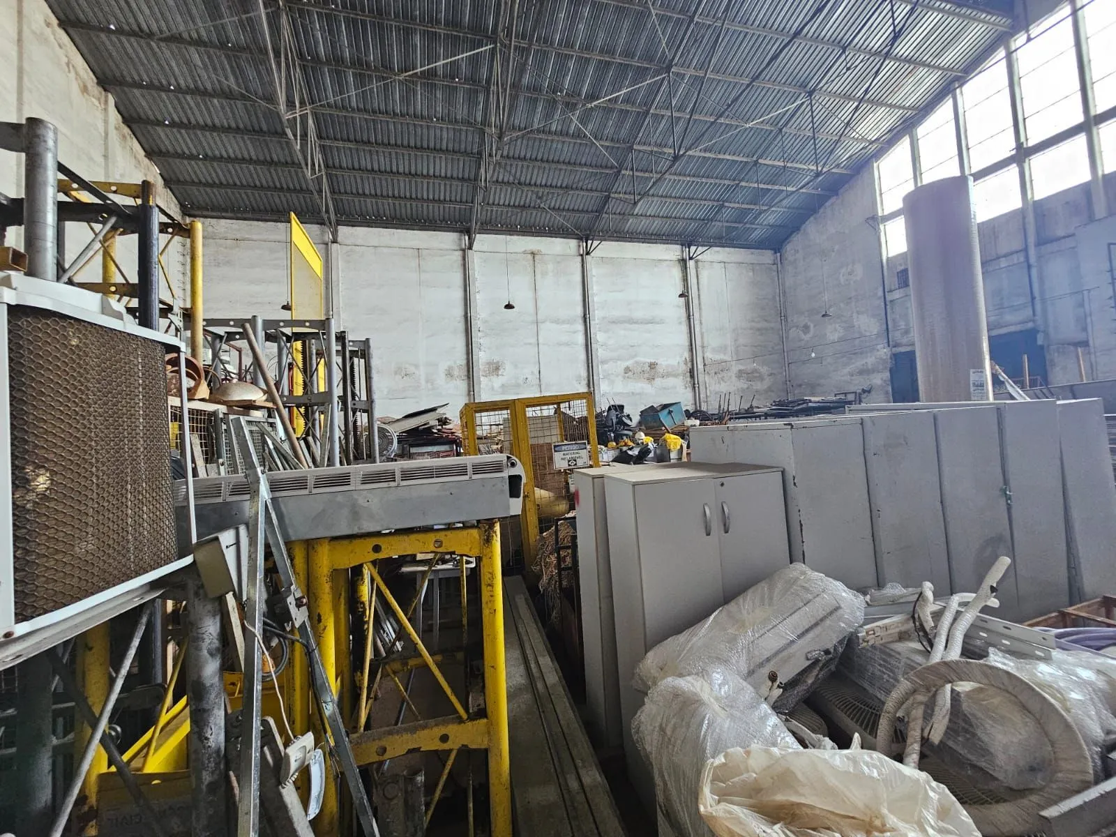 Imagem Pavilhão com 1036m2 próximo as Ferramentas Gerais
