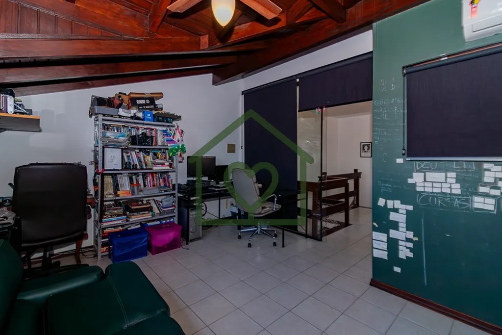 Imagem Casa 4 Quartos na Chácara das Pedras, Porto Alegre 
 
A casa conta com 4 dormitórios amplos, sendo...