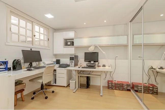 Imagem Casa para venda no bairro Chácara das Pedras em Porto Alegre