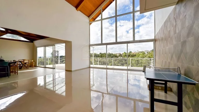 Imagem Residência com Arquitetura Imponente e Vista Permanente